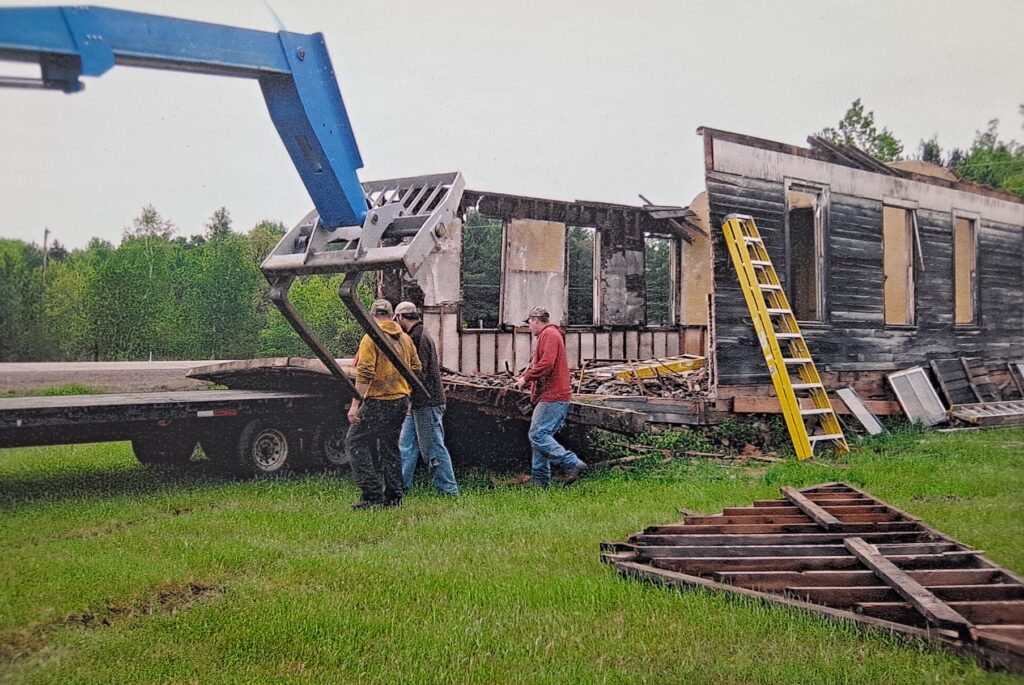 Loading wall sections onto a flatbed